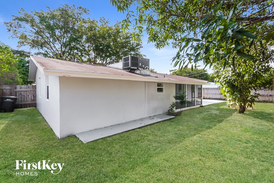 Building Photo - 401 Superior Pl