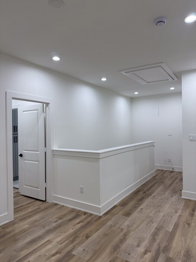 Building Photo - 9005 Comal St