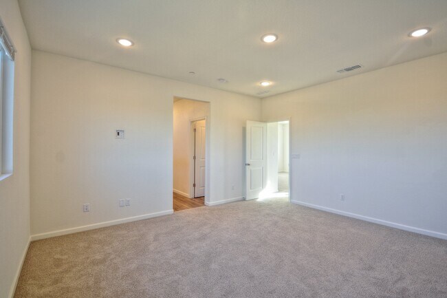 Building Photo - Newer home with solar AVAILABLE NOW!