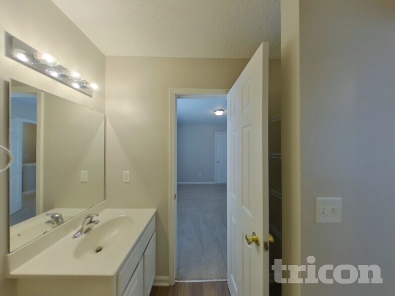 Building Photo - 381 Valley Heights Ln