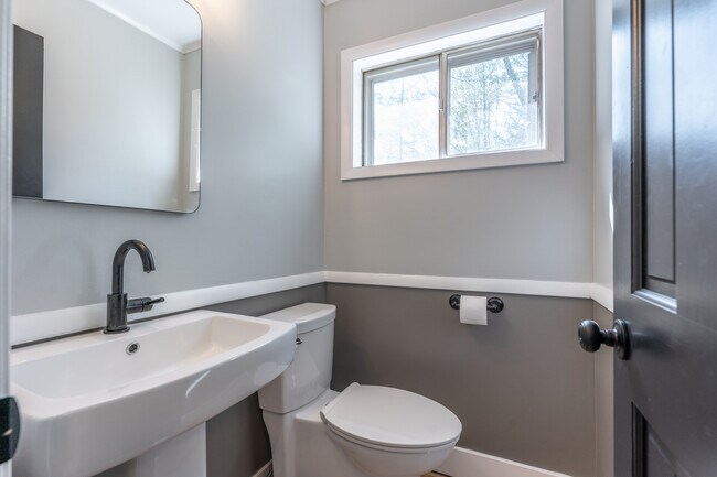 Building Photo - 3 Heather Ln