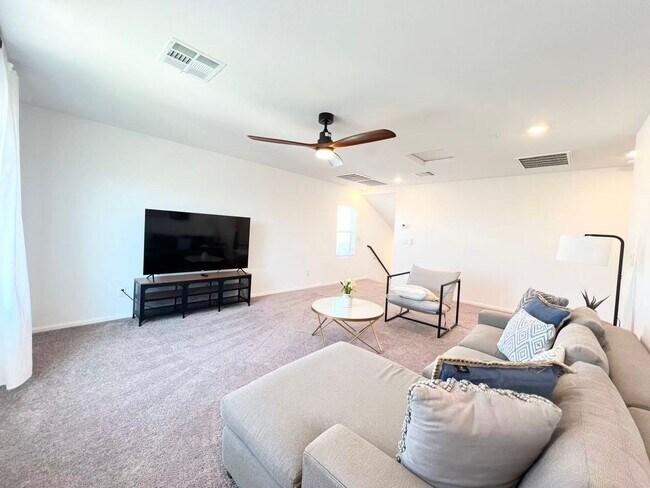 Building Photo - Beautiful 3-story home with 4 bedrooms and 3.5 bathrooms