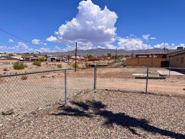 Building Photo - Lake views, lake views, lake views! Longte...