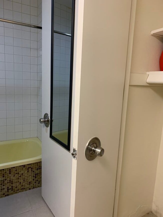 Building Photo - 300 N State St