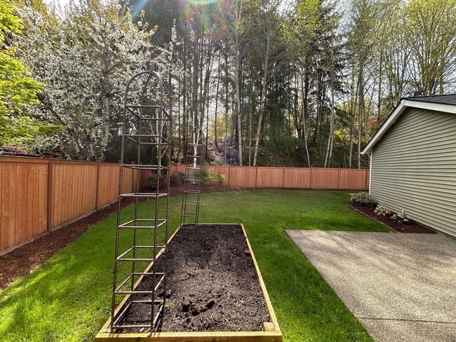 Building Photo - Updated 2 bedroom + loft, 2.5 bath DuPont Home