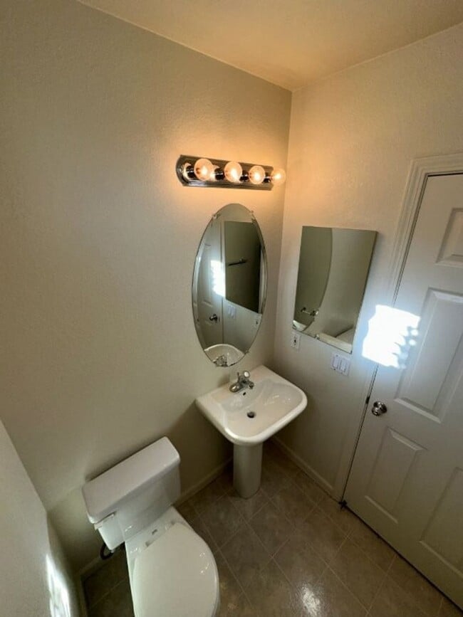 Building Photo - Nor Cal Realty, Inc. - 2 bedroom, 2.5 bath townhouse with 2 car garage