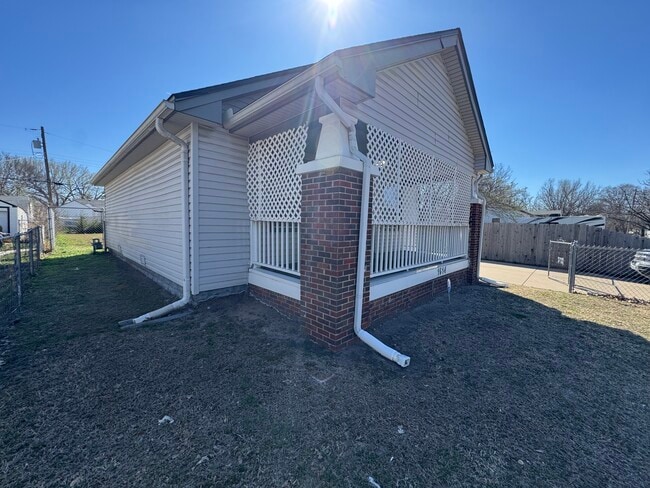 Building Photo - Grove