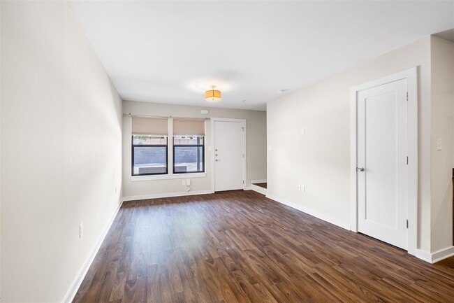 Building Photo - 924 E 51st St