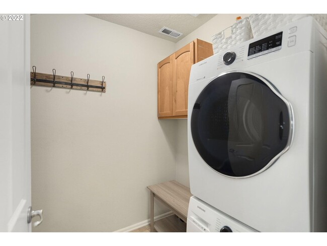 Building Photo - Available 2BD/2.5BATH Townhome in Desirabl...