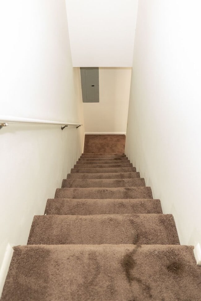Building Photo - Spacious Two Bedroom Townhome