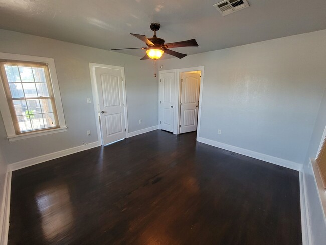 Building Photo - Super cute 2 bedroom duplex in Plaza!