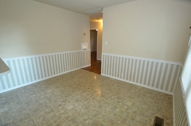 Building Photo - 712 S Apple St