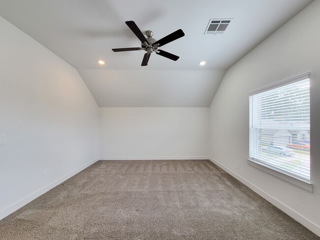 Building Photo - Very functional floor plan, has game room/home office, covered back patio on a big lot. Primary o...