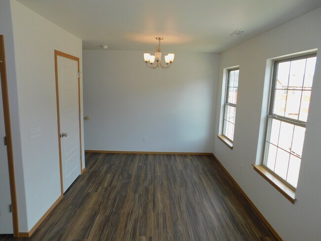 Building Photo - Charming 2-Bedroom Townhouse Retreat with 2.5 Baths in Fayetteville’s Rolling Woods - 1252 Sq Ft ...