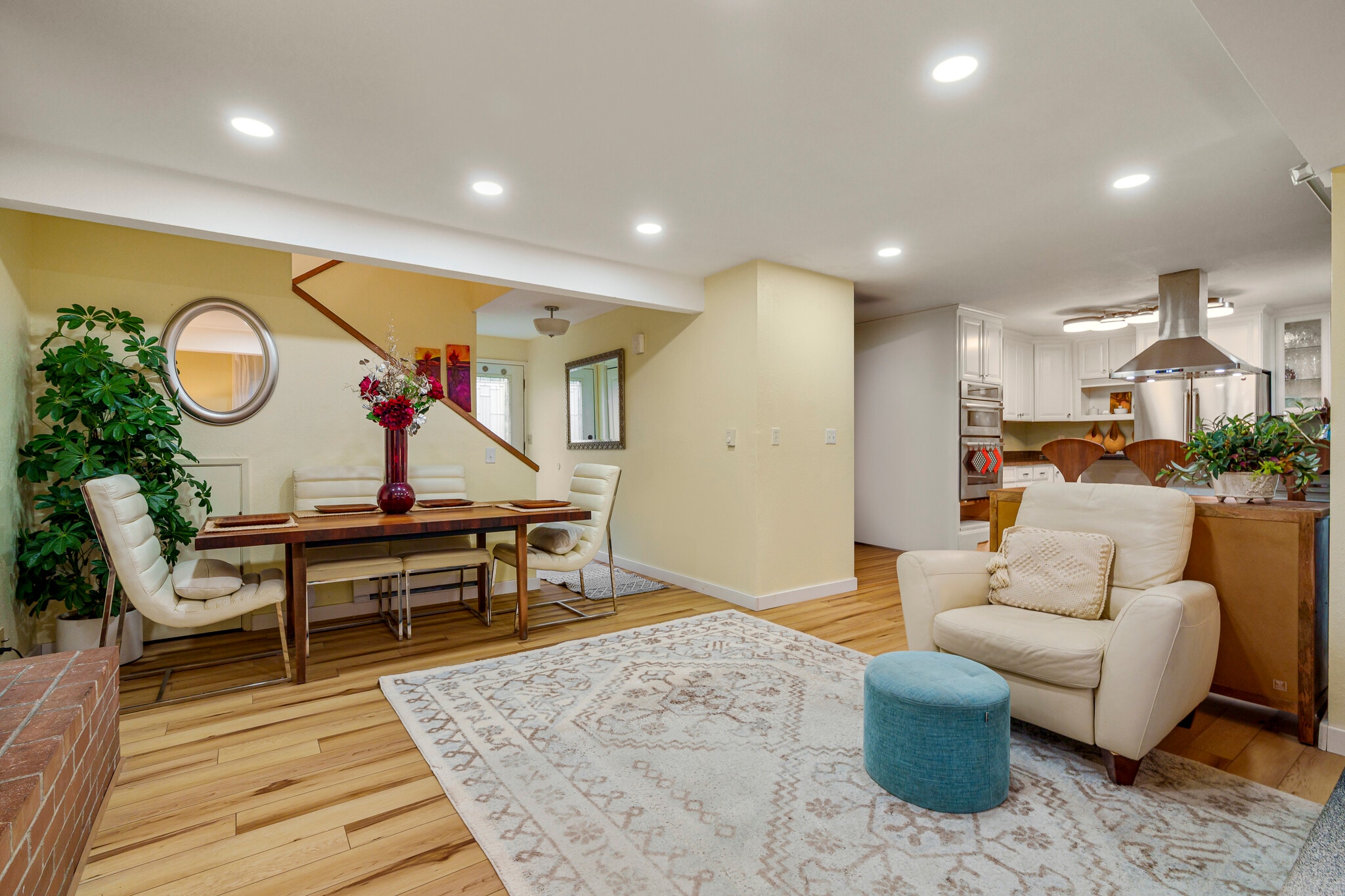 Large Living Space - 20043 Forest Park Dr NE