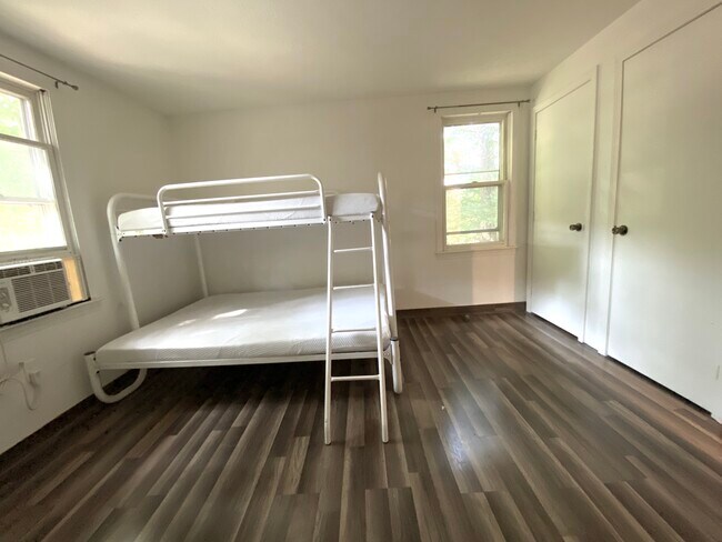 Building Photo - 8 Plaza Village Rd