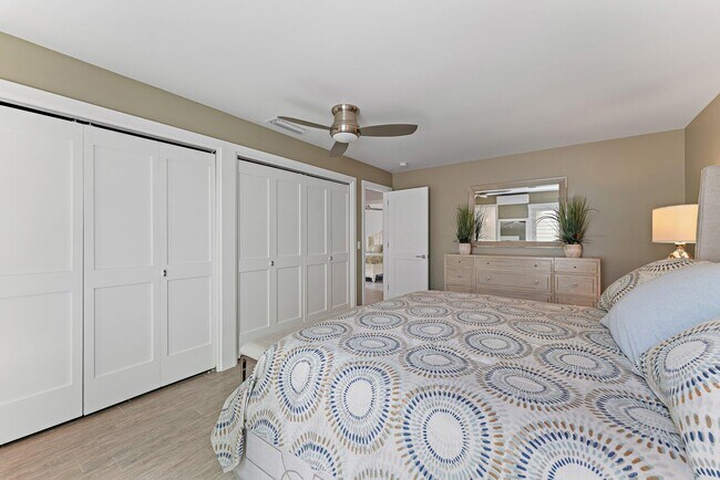 Building Photo - 108 E Tarpon Ln