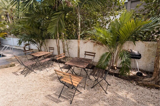 Building Photo - 1660 NE 135th St