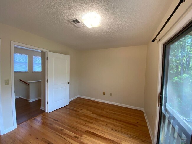 Building Photo - 449 Hickory Hill Dr