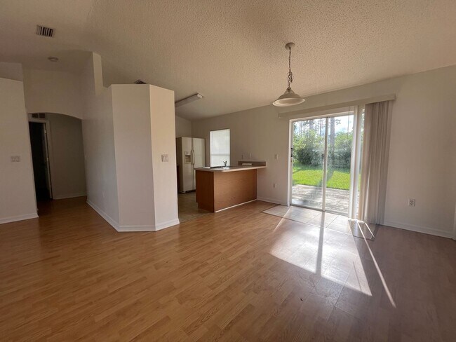 Building Photo - Super Cute 3 Bedroom 2 Bath in Great Locat...