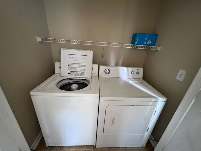 Building Photo - Jason 378-380