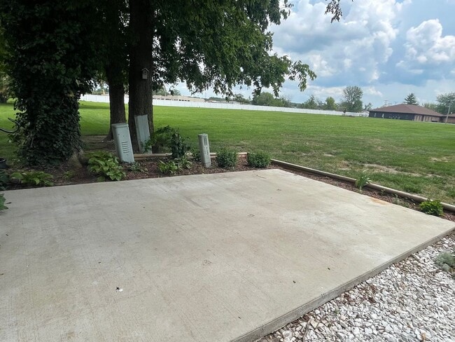 Building Photo - 1450 Woodland Dr