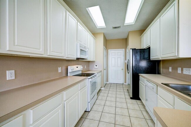 Building Photo - 14306 Mirkwood Ln