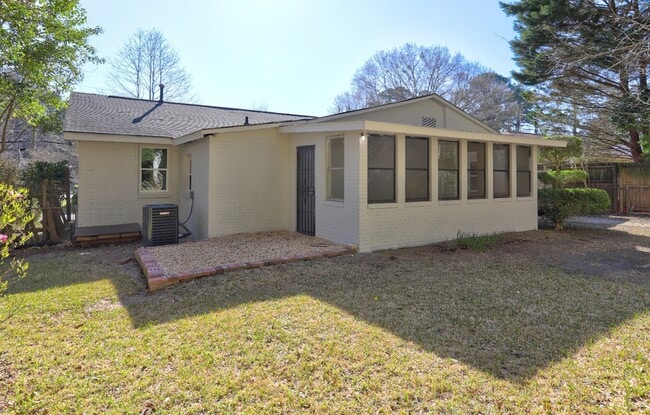 Building Photo - 810 Commodore Dr NW