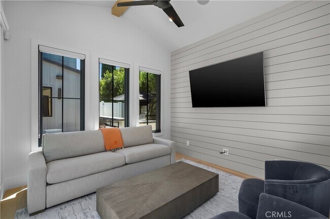 Building Photo - 17631 Tarzana St