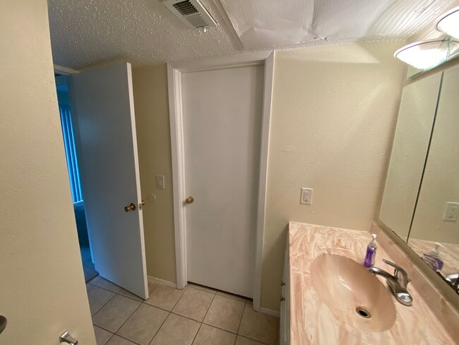Building Photo - 2704 Stonehaven Ct