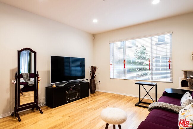 Building Photo - 6020 S Seabluff Dr