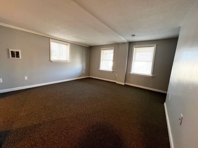 Building Photo - 204 S Main St