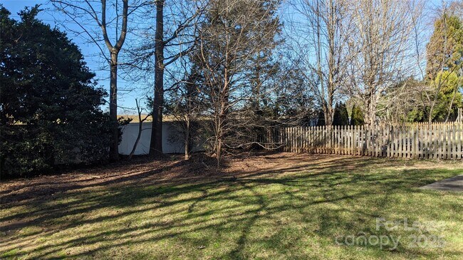 Building Photo - 16007 Kelly Park Cir