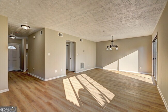 Building Photo - 288 Country Club Dr