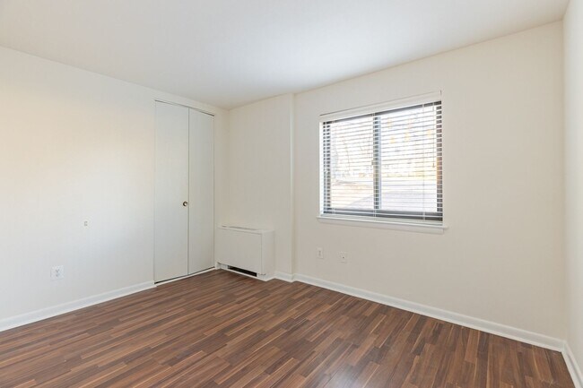 Building Photo - Charming garden-level 2-bedroom, 1-bath home