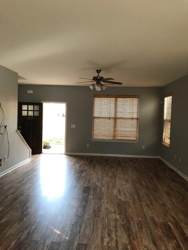 Building Photo - 4 bedroom, 2.5 bath centrally located in T...