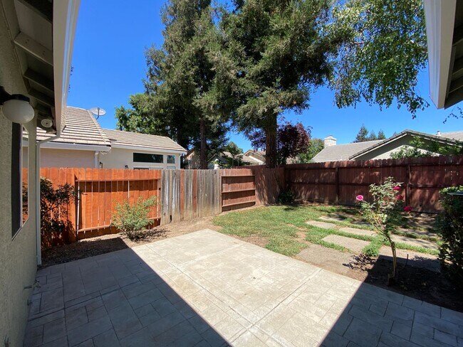 Building Photo - Great Location/Cozy Fireplace/Laguna Creek