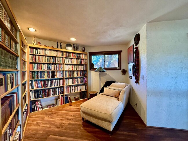 Building Photo - Historic Manitou Springs Home for Rent – M...