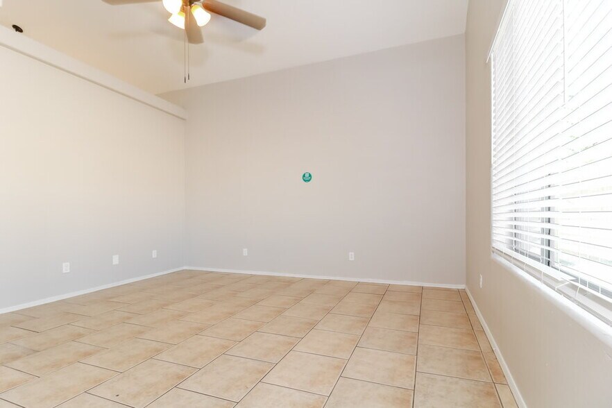 Building Photo - 8216 W Globe Ave