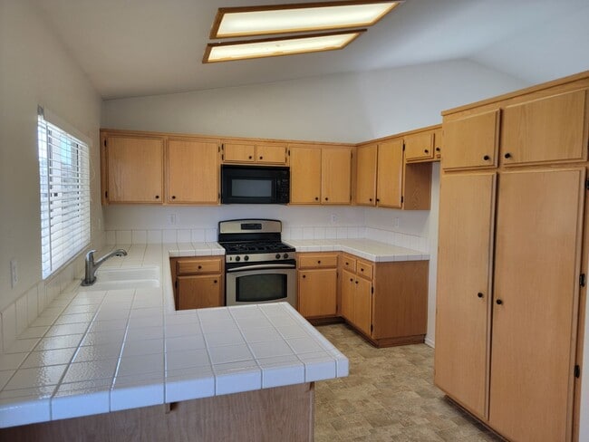 Building Photo - Single story Rosamond Home