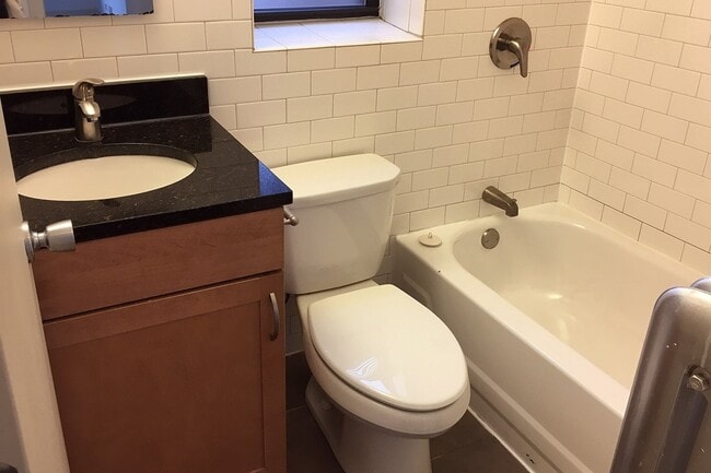 Interior Photo - 5326-5336 S. Greenwood Avenue