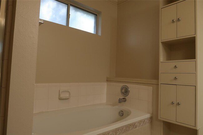 Building Photo - 1714 Oak Ridge Dr