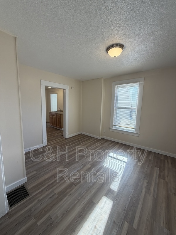 Building Photo - 32 Custer Ave