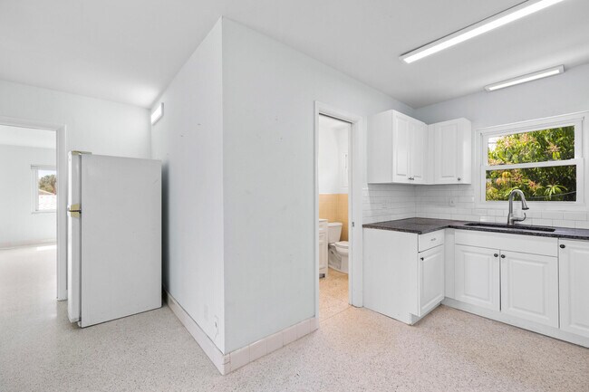 Building Photo - 5411 N Flagler Dr