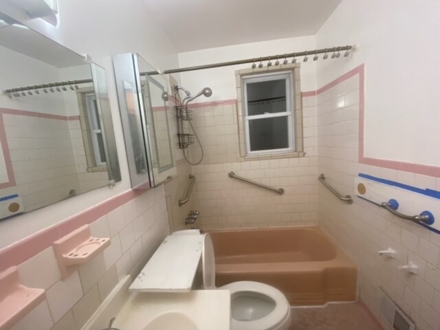 Building Photo - 2423 E Northern Pkwy