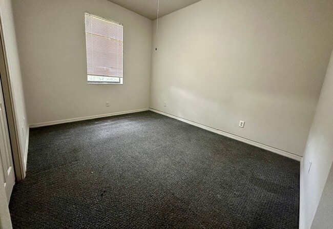 Building Photo - Spacious End-Unit Townhome Under Market Value – Freshly Updated & Prime Plant City Location