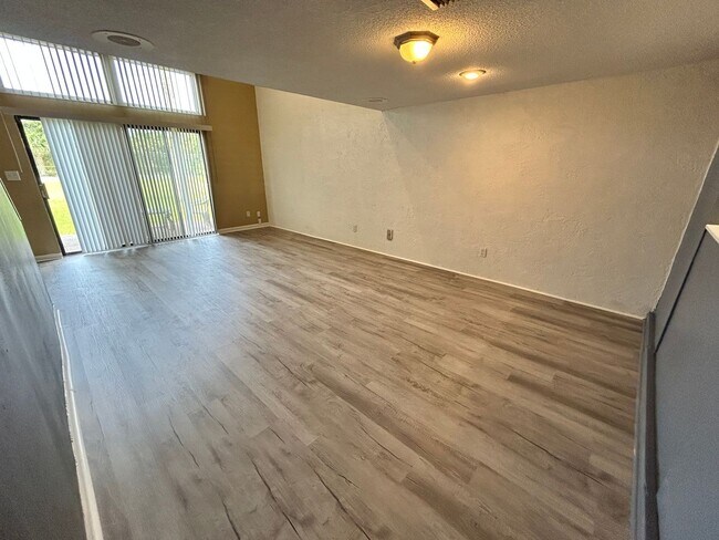 Building Photo - 6901 Lagoon Dr