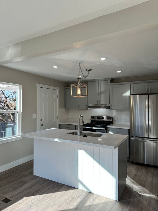 Building Photo - Darling remodeled 5 bedroom 2 bathroom home in the heart of Ogden