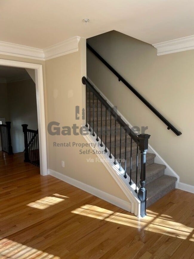 Building Photo - 607 Lexington Village