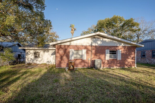 Building Photo - 3 Bed 2 Bath home in Pascagoula near the beach.